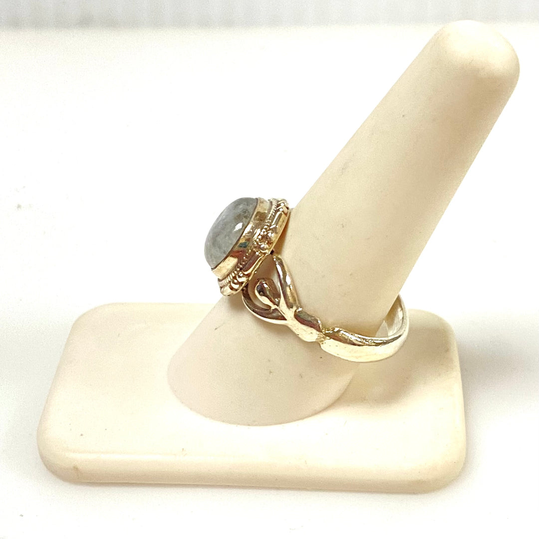 m932 Vintage Sterling Silver Bohemian-style Cabochon Rainbow Moonstone Ring 8.75