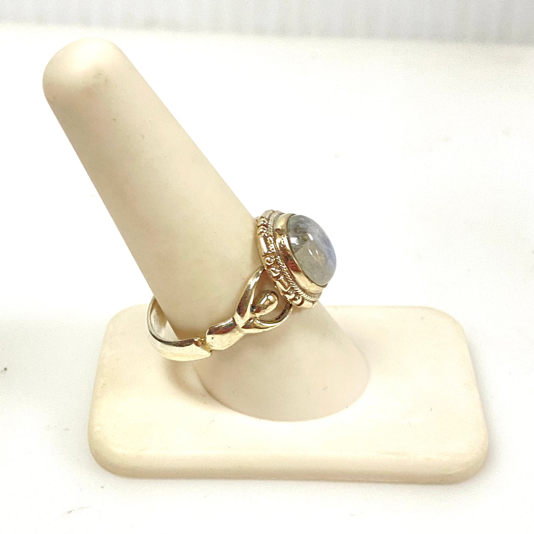 m932 Vintage Sterling Silver Bohemian-style Cabochon Rainbow Moonstone Ring 8.75