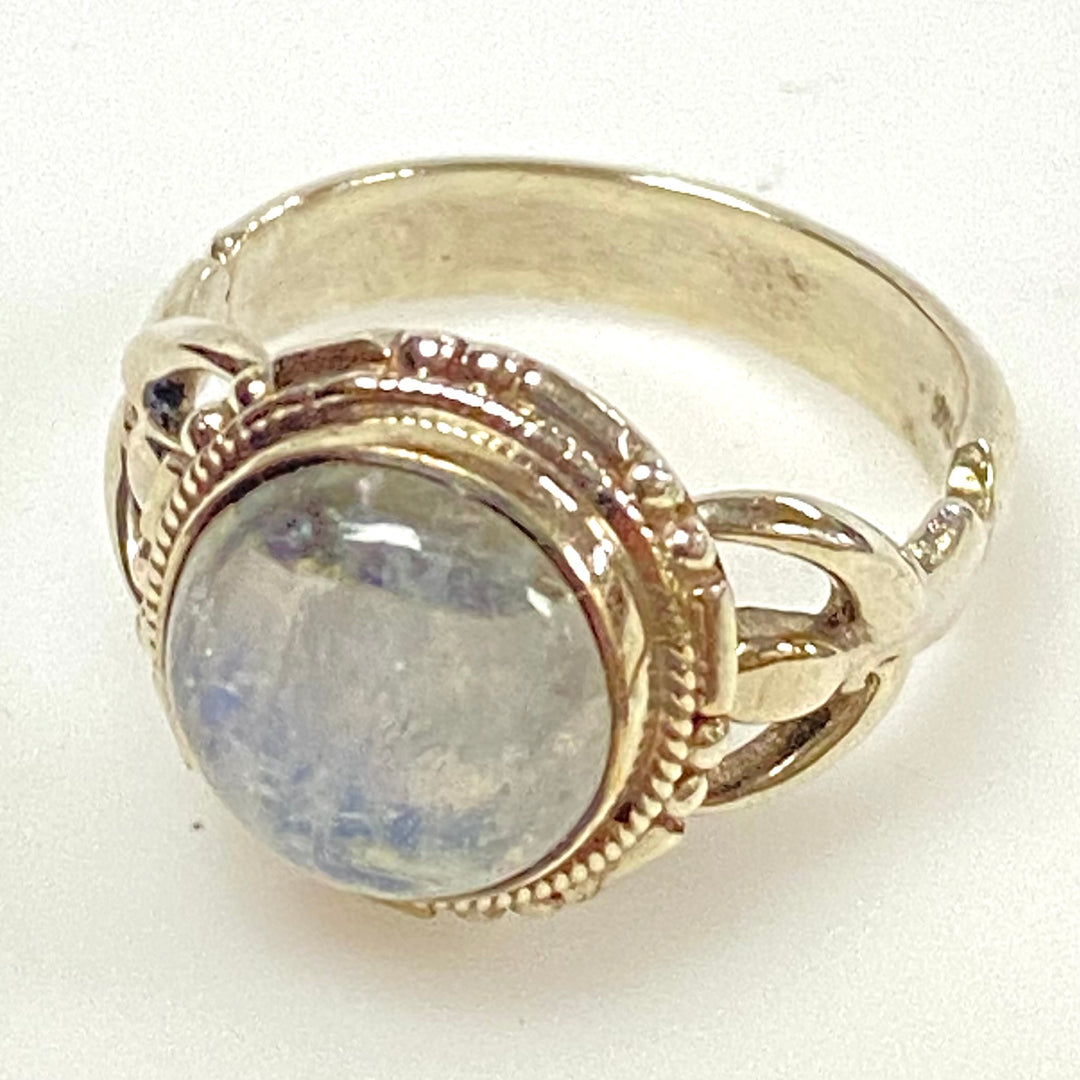 m932 Vintage Sterling Silver Bohemian-style Cabochon Rainbow Moonstone Ring 8.75