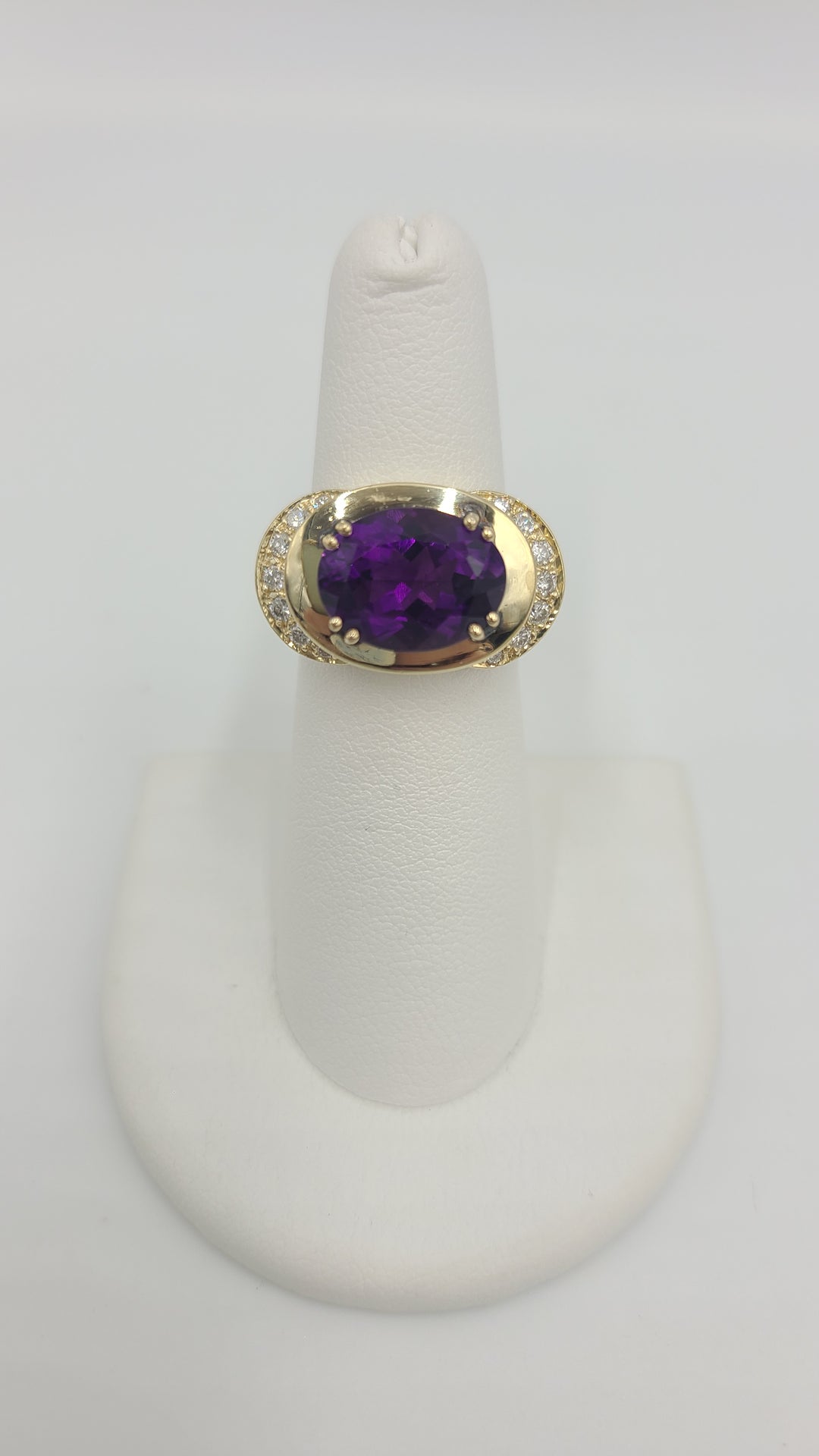 k966 Lovely Ladies 14kt Yellow Gold Amethyst and Diamond Ring