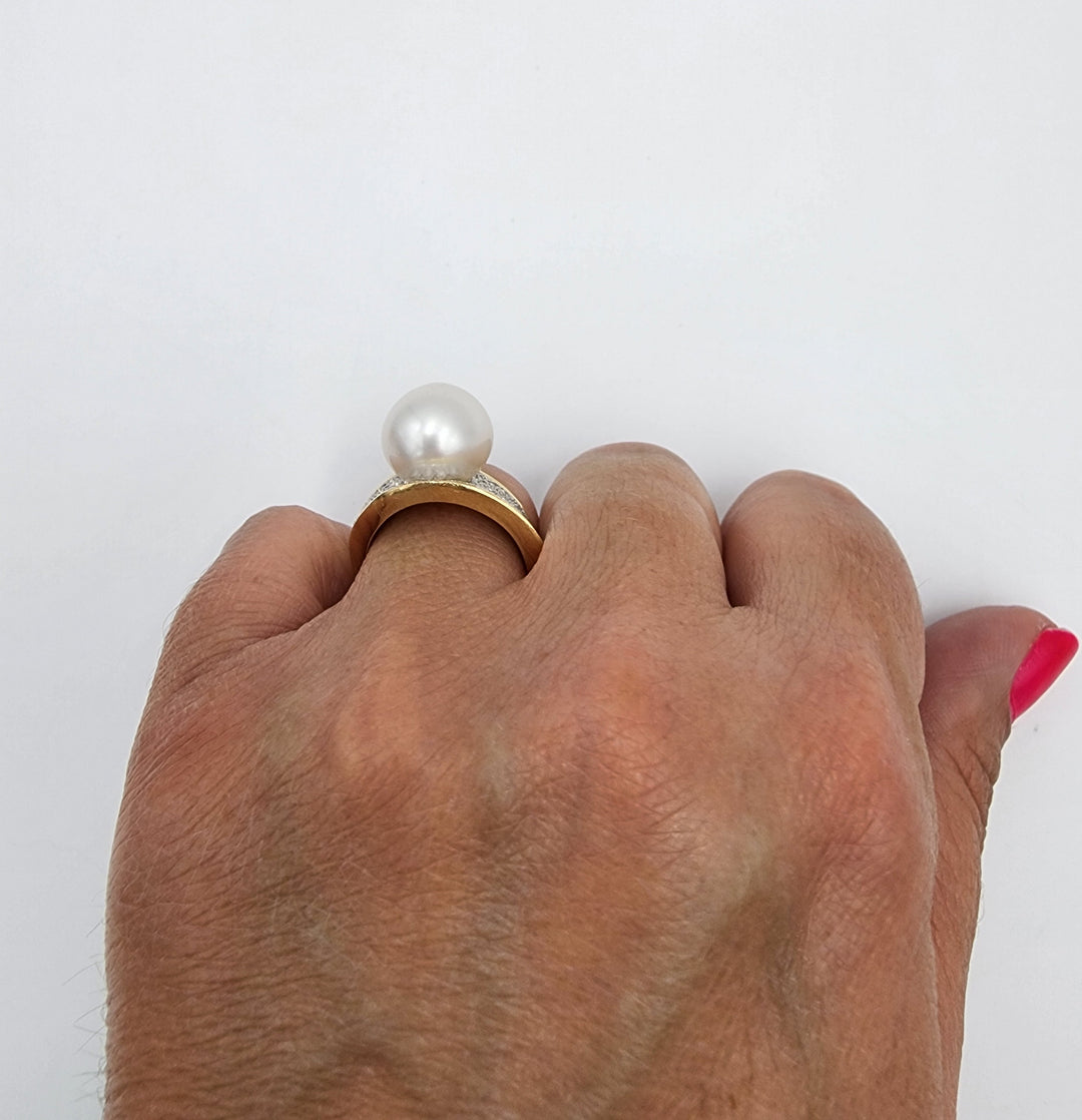 e387 Lovely Ladies 14kt Yellow Gold Freshwater Pearl and Diamond Ring