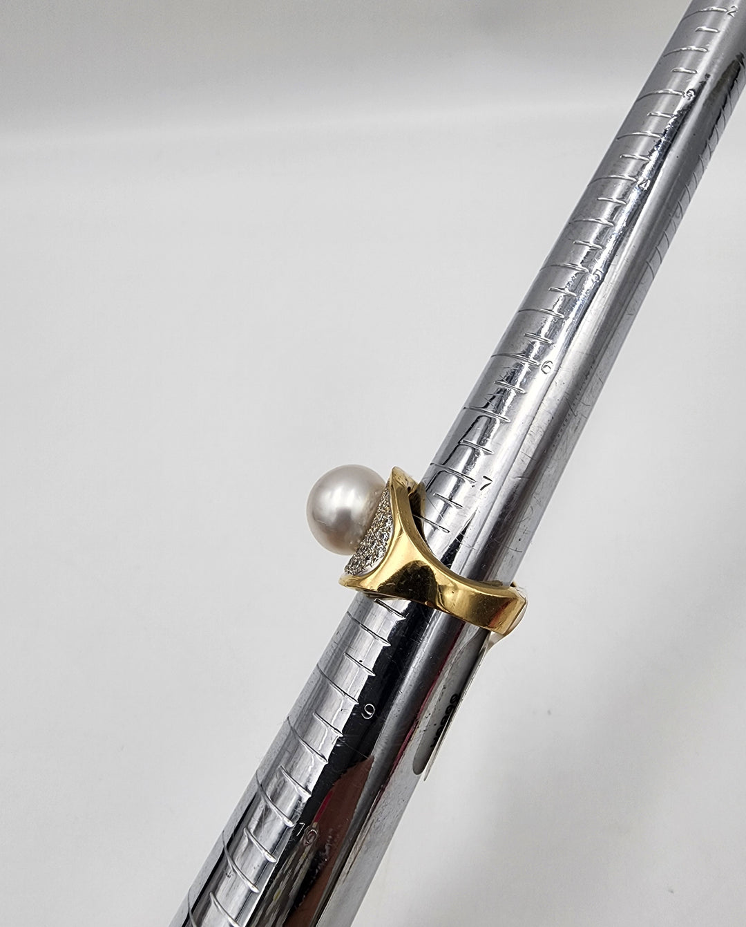 e387 Lovely Ladies 14kt Yellow Gold Freshwater Pearl and Diamond Ring