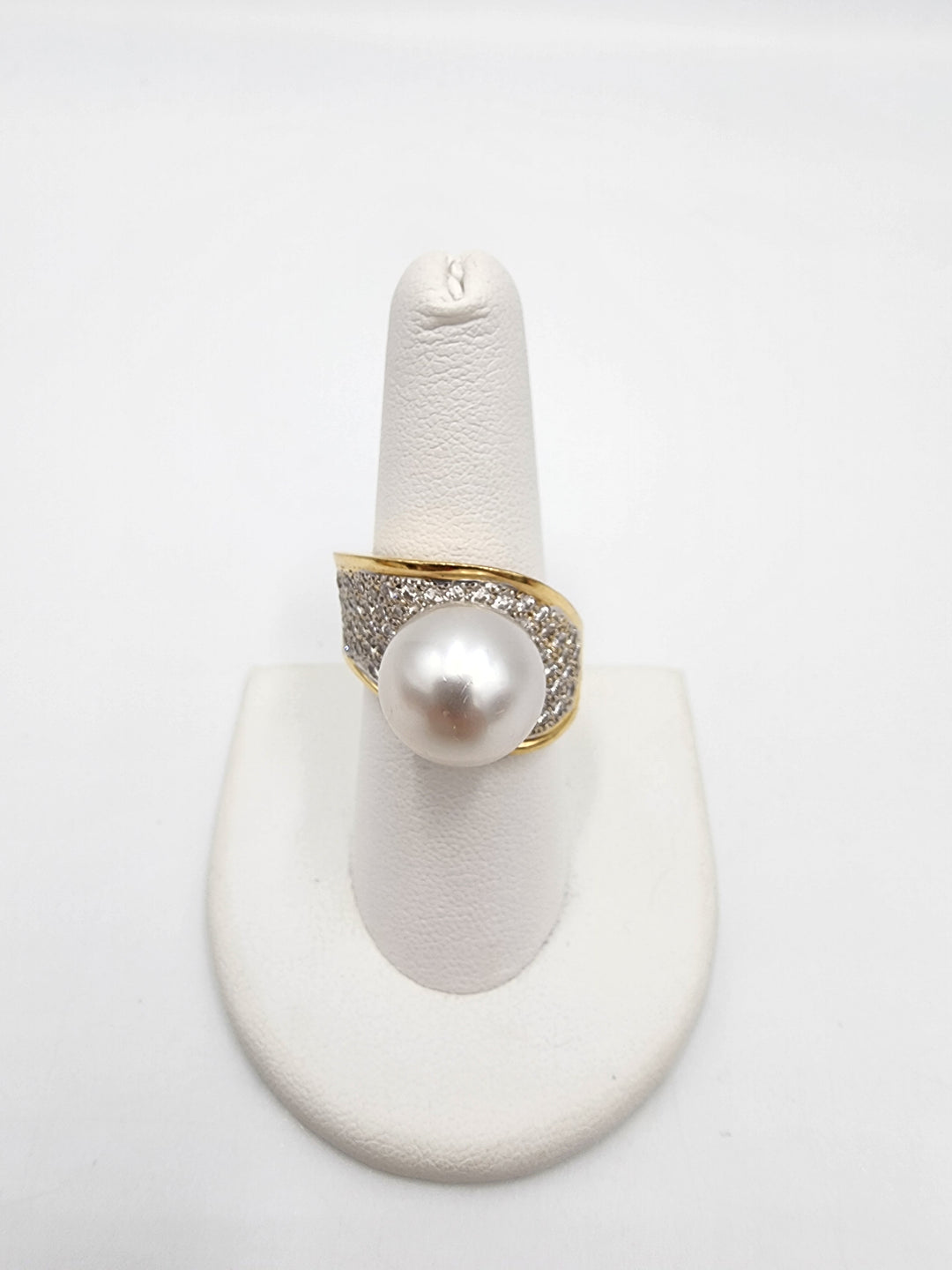 e387 Lovely Ladies 14kt Yellow Gold Freshwater Pearl and Diamond Ring