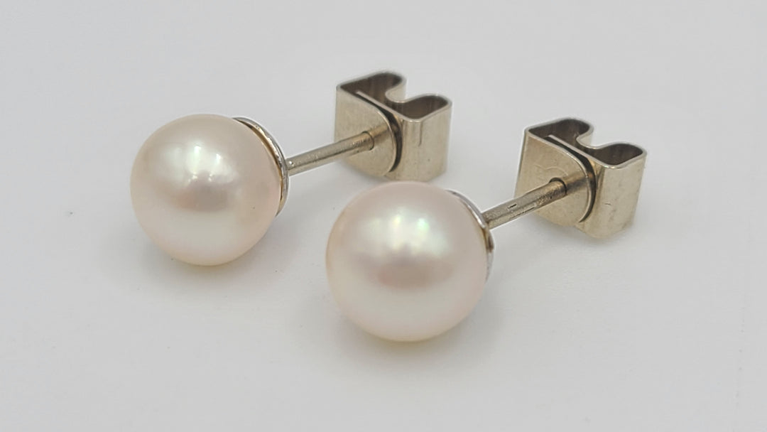 m684 Pretty Pearl Stud Earrings set in 14kt White Gold