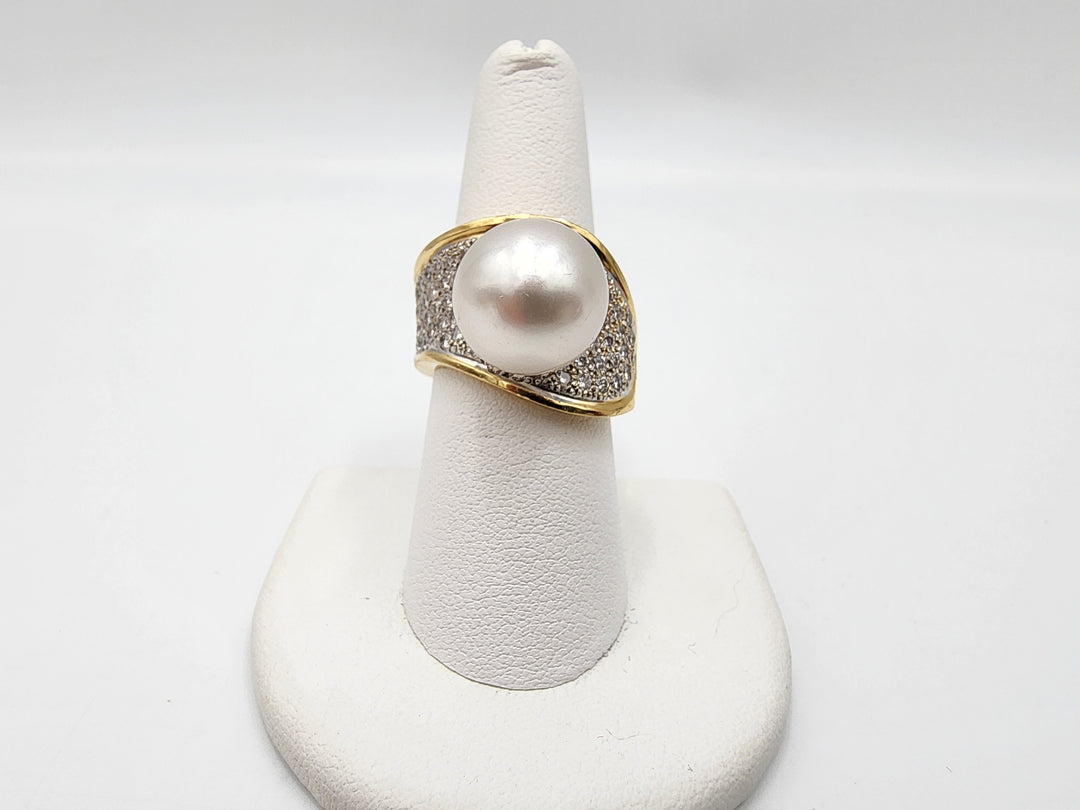 e387 Lovely Ladies 14kt Yellow Gold Freshwater Pearl and Diamond Ring