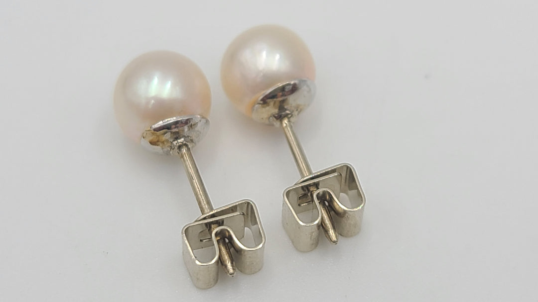 m684 Pretty Pearl Stud Earrings set in 14kt White Gold
