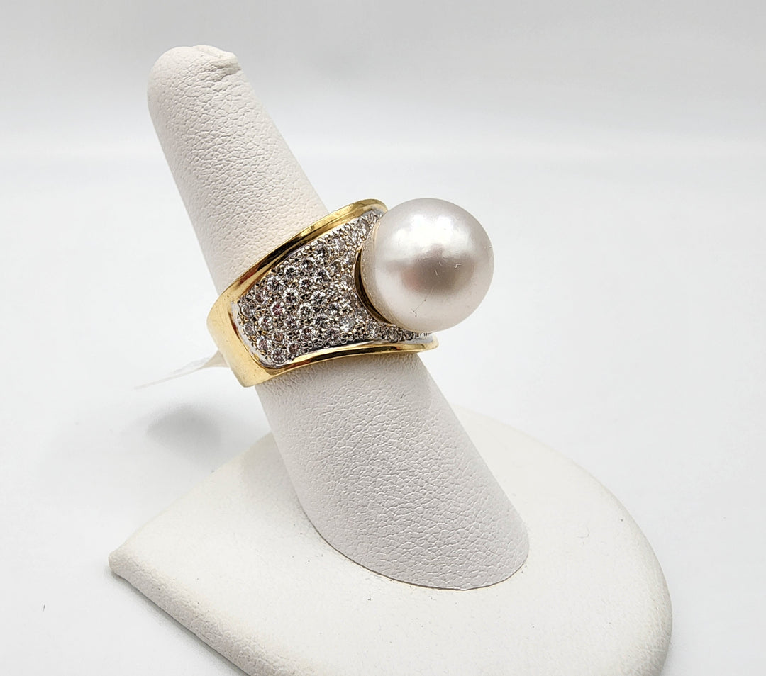 e387 Lovely Ladies 14kt Yellow Gold Freshwater Pearl and Diamond Ring