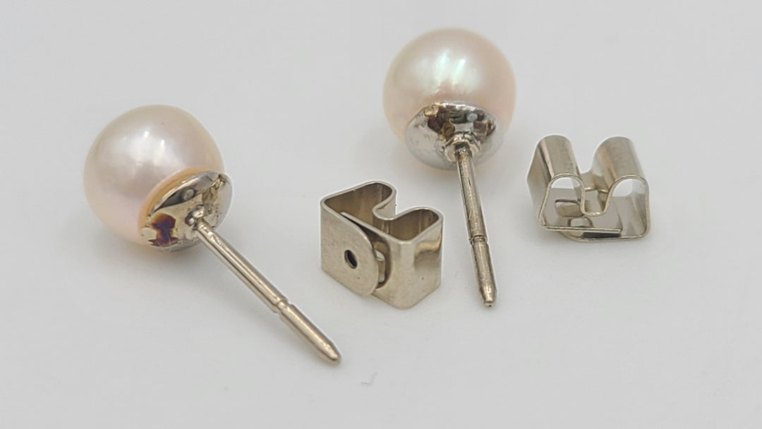 m684 Pretty Pearl Stud Earrings set in 14kt White Gold