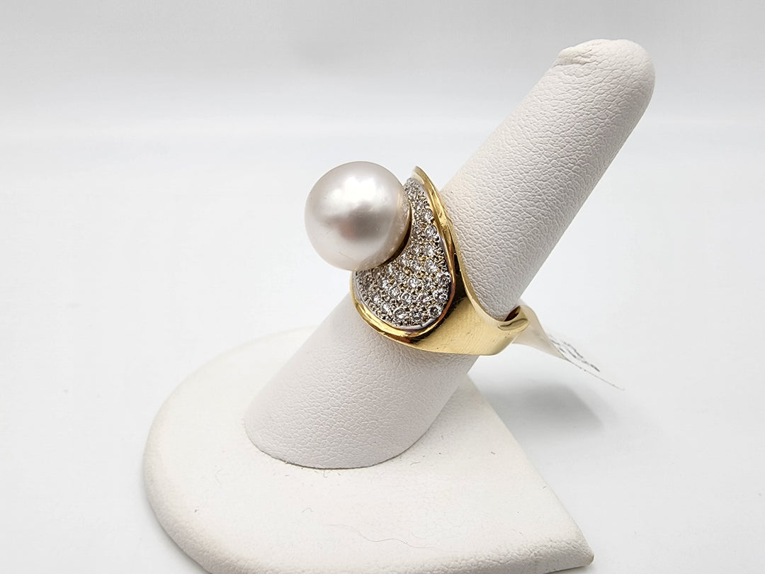 e387 Lovely Ladies 14kt Yellow Gold Freshwater Pearl and Diamond Ring