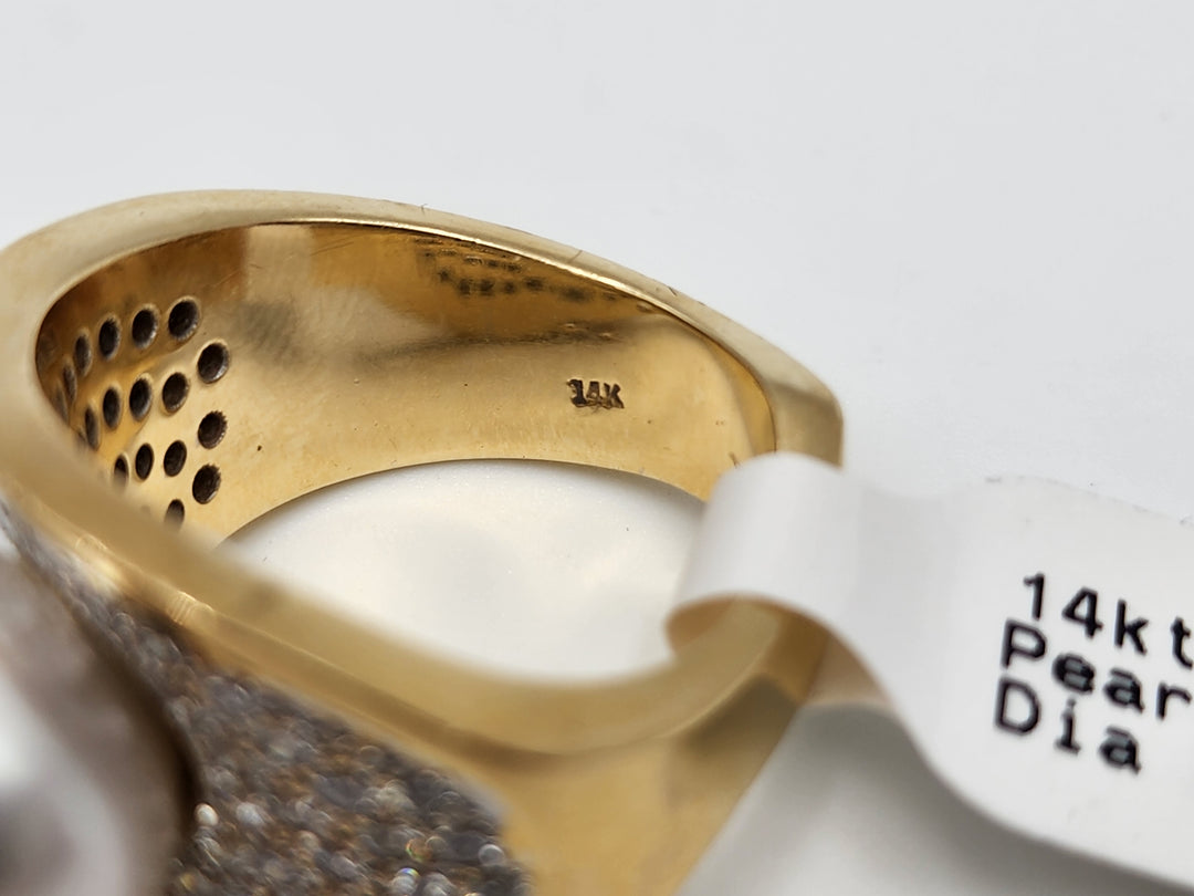 e387 Lovely Ladies 14kt Yellow Gold Freshwater Pearl and Diamond Ring