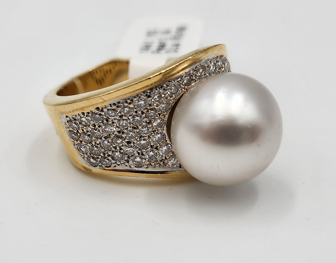 e387 Lovely Ladies 14kt Yellow Gold Freshwater Pearl and Diamond Ring