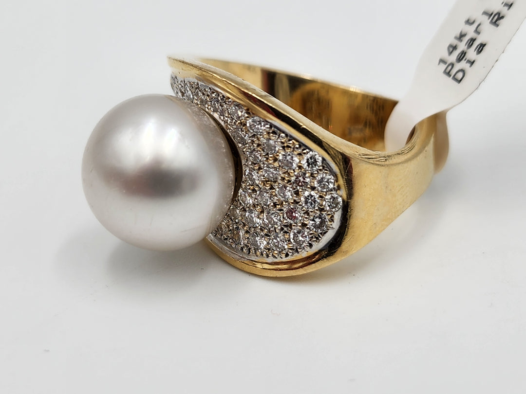 e387 Lovely Ladies 14kt Yellow Gold Freshwater Pearl and Diamond Ring