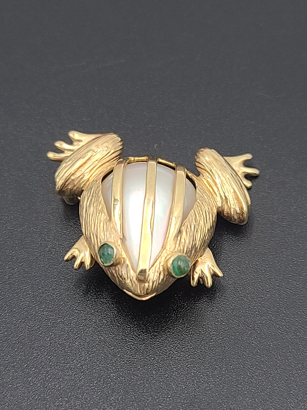 k825 Adorable 14kt Yellow Gold Mabe Pearl Frog Pin Brooch