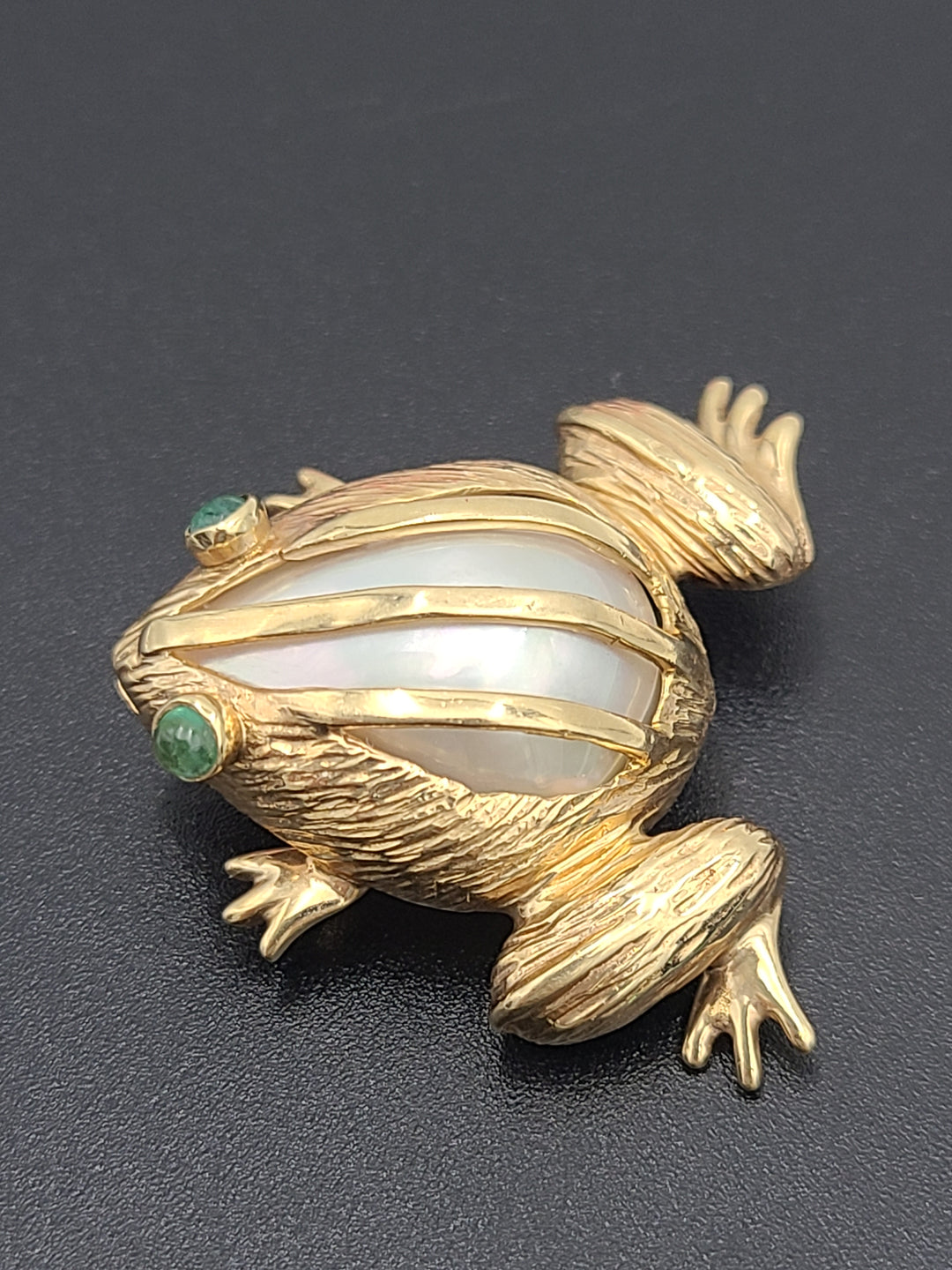 k825 Adorable 14kt Yellow Gold Mabe Pearl Frog Pin Brooch