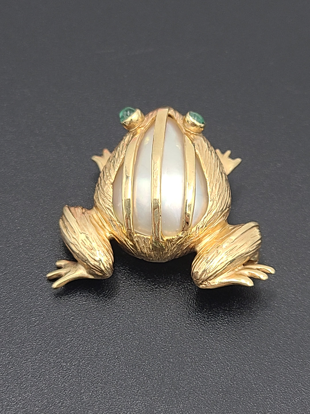 k825 Adorable 14kt Yellow Gold Mabe Pearl Frog Pin Brooch