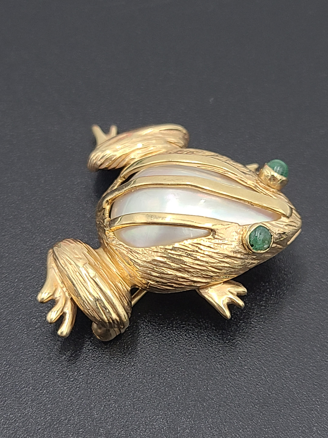 k825 Adorable 14kt Yellow Gold Mabe Pearl Frog Pin Brooch