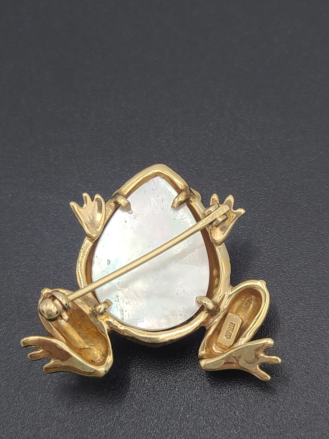 k825 Adorable 14kt Yellow Gold Mabe Pearl Frog Pin Brooch