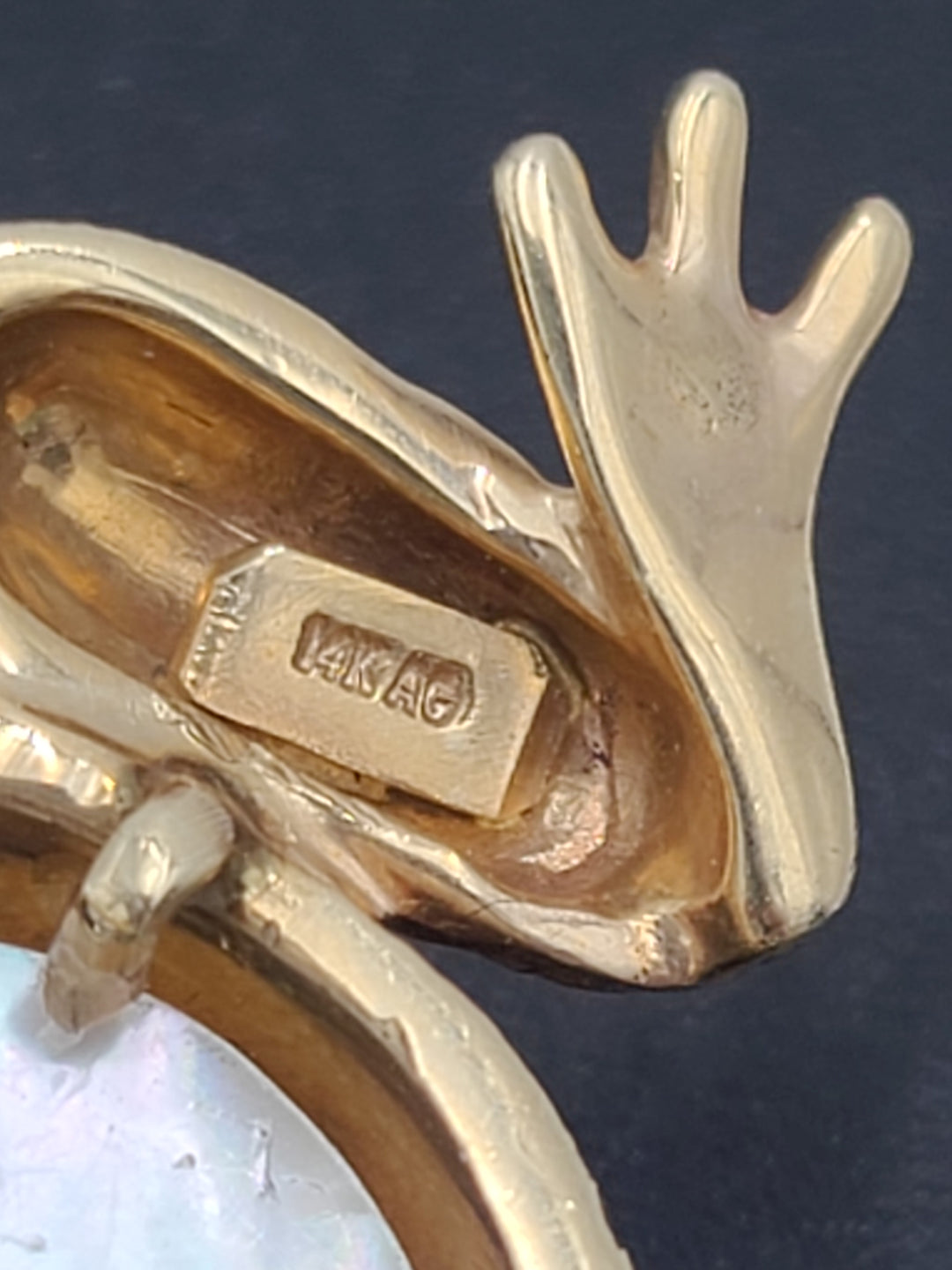 k825 Adorable 14kt Yellow Gold Mabe Pearl Frog Pin Brooch