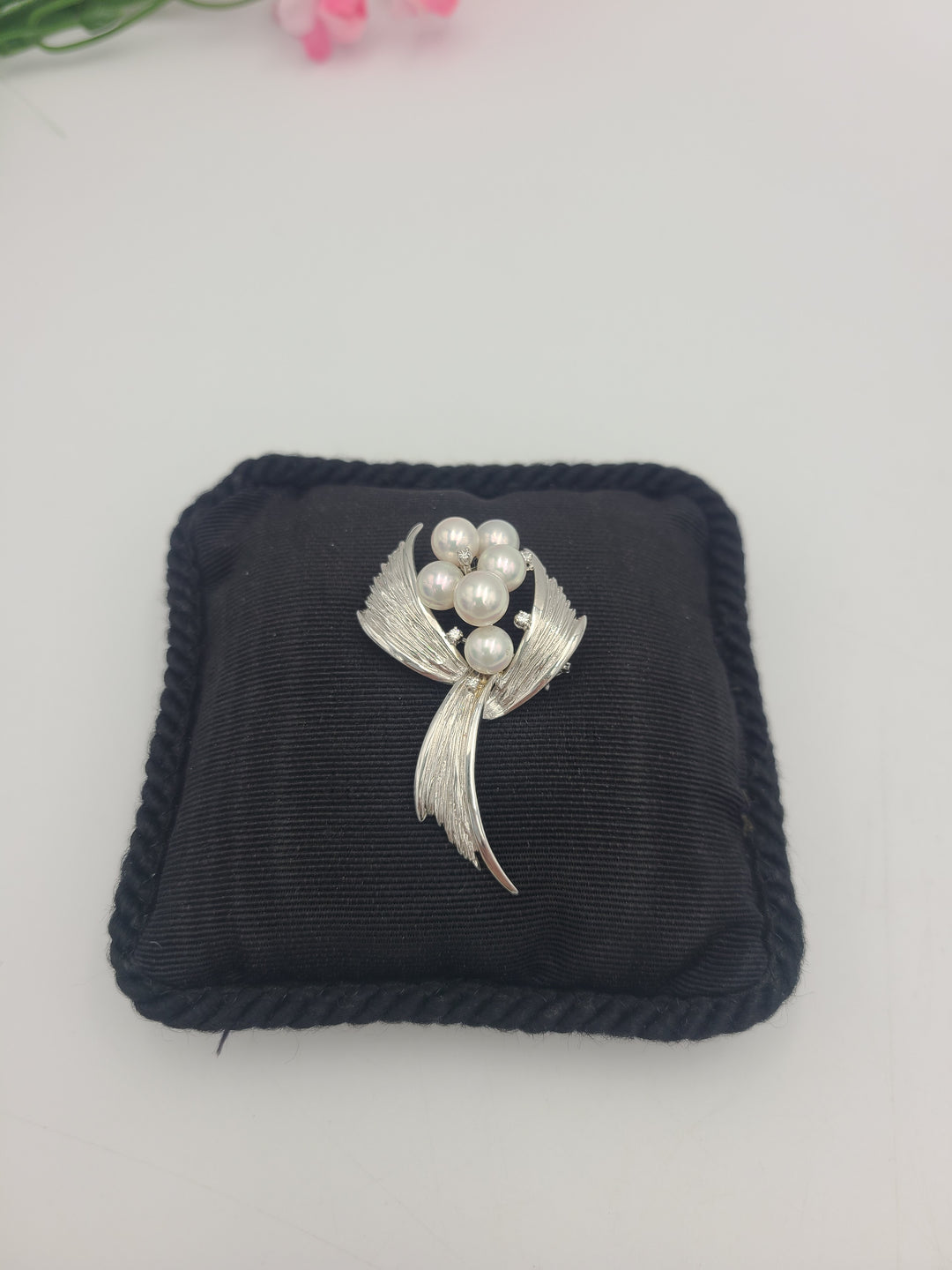 k820 Stunning Ladies Vintage 18kt White Gold Freshwater Pearl and Diamond Pendant