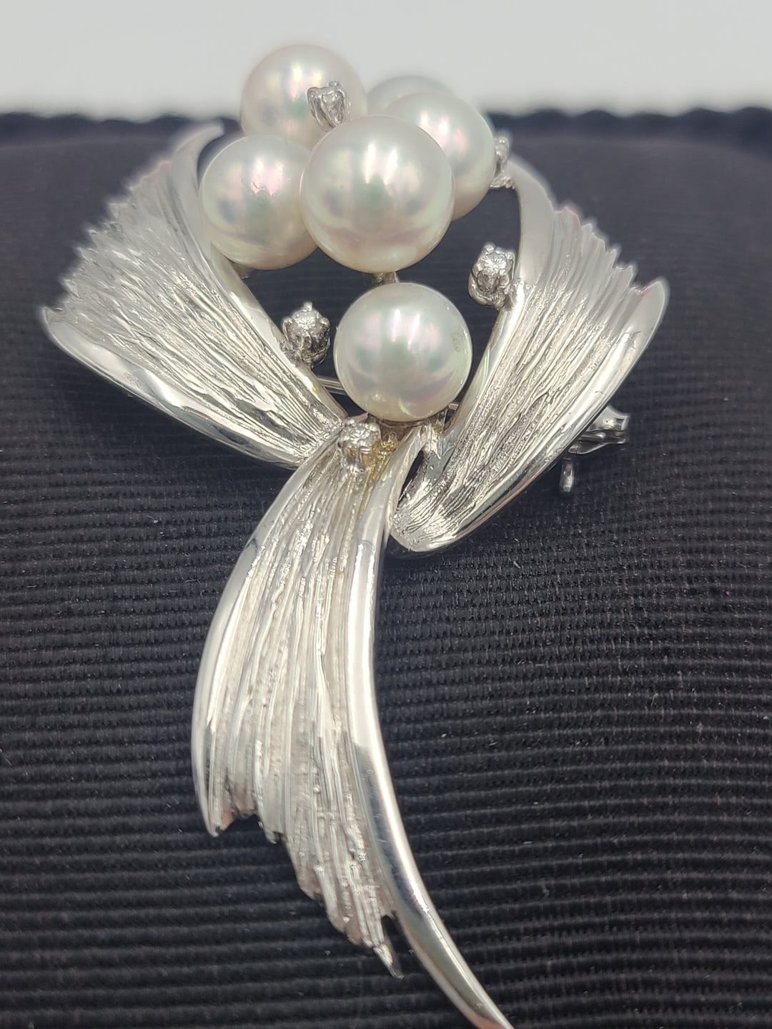 k820 Stunning Ladies Vintage 18kt White Gold Freshwater Pearl and Diamond Pendant