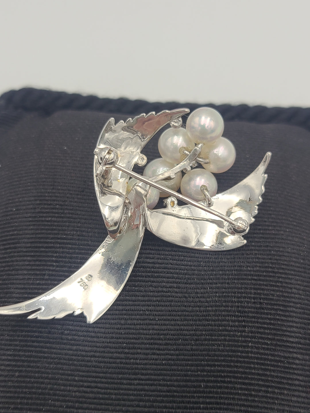 k820 Stunning Ladies Vintage 18kt White Gold Freshwater Pearl and Diamond Pendant