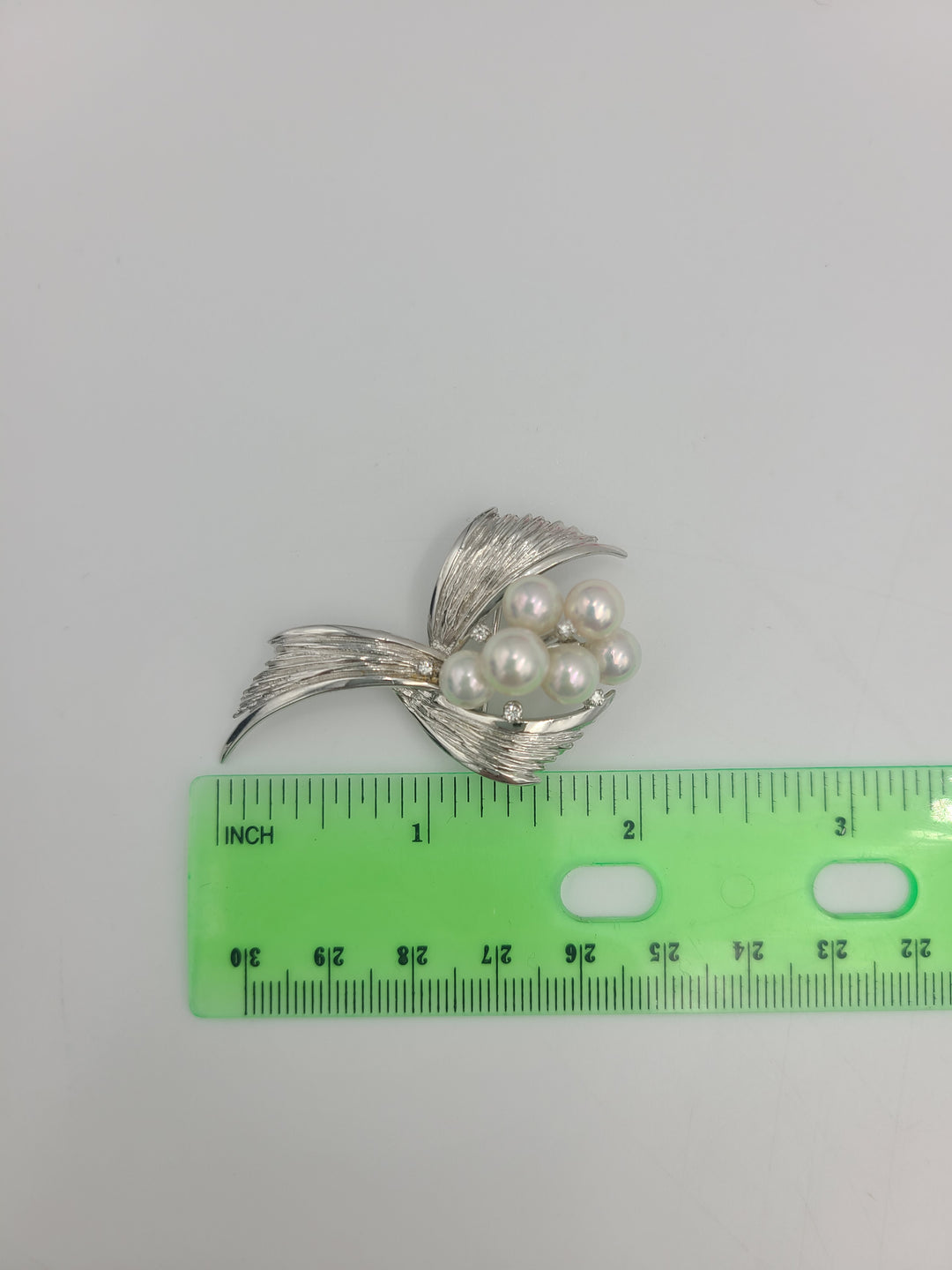 k820 Stunning Ladies Vintage 18kt White Gold Freshwater Pearl and Diamond Pendant