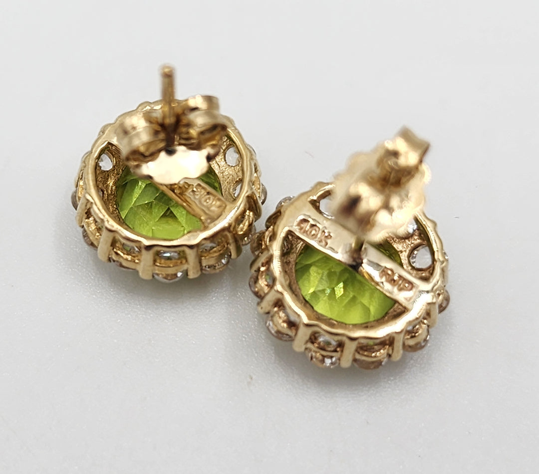 e384 Pretty Peridot and Cubic Zirconia Stud Earrings in 10kt Yellow Gold