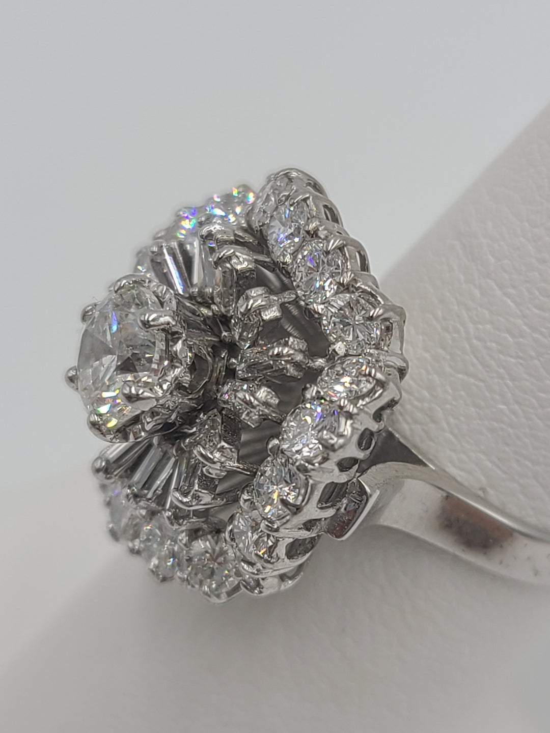 k650 Exquisite Ladies Platinum 3.64ct Diamond Engagement Ring