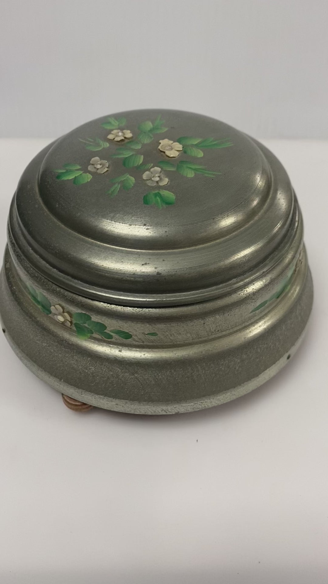 v872 Vintage Aluminum Musical Powder Puff Box Vanity Accessory 1930s and 1940s