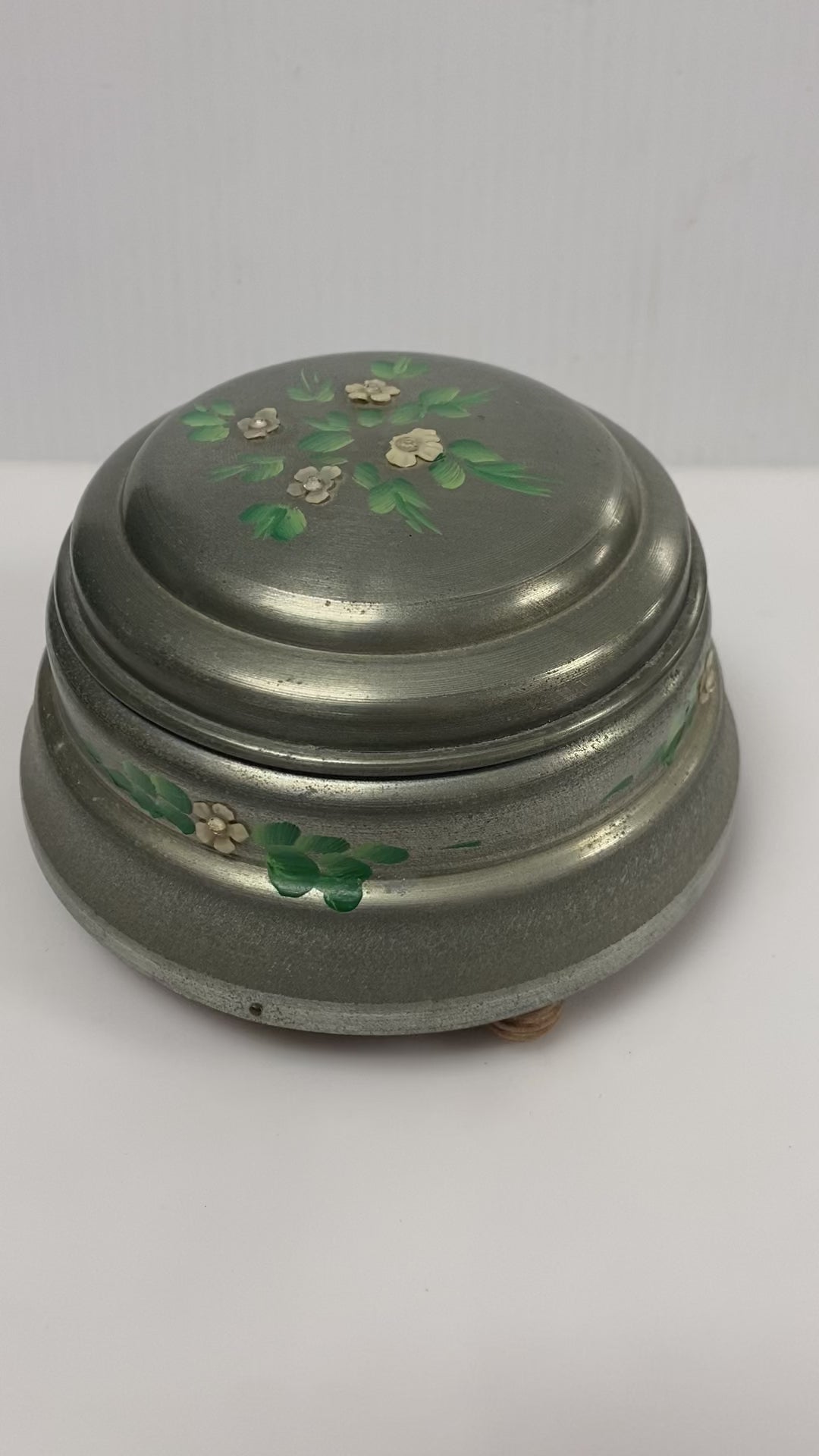 v872 Vintage Aluminum Musical Powder Puff Box Vanity Accessory 1930s and 1940s