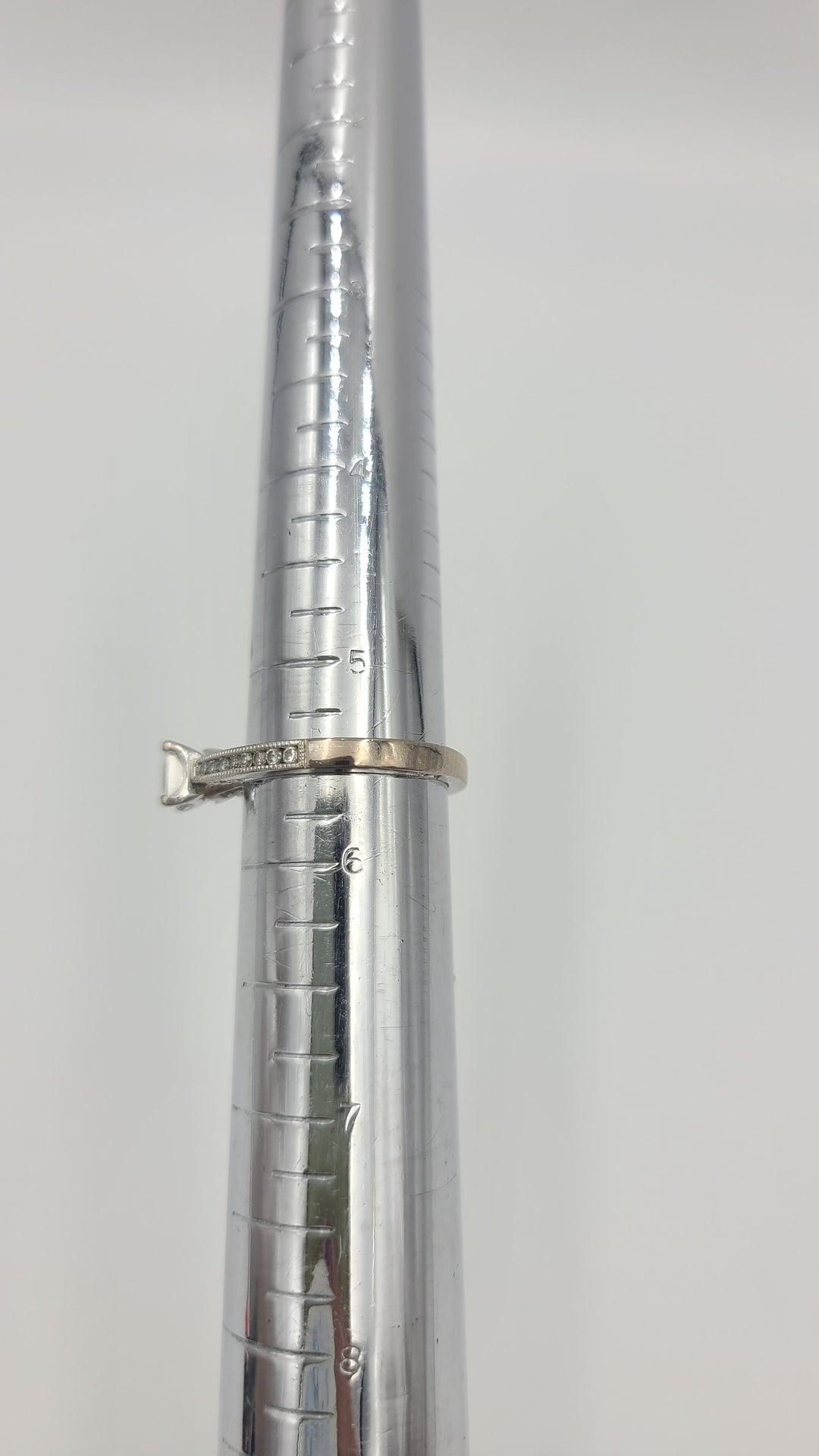 m695 Lovely Ladies 18kt White Gold Princess Diamond Engagement Ring