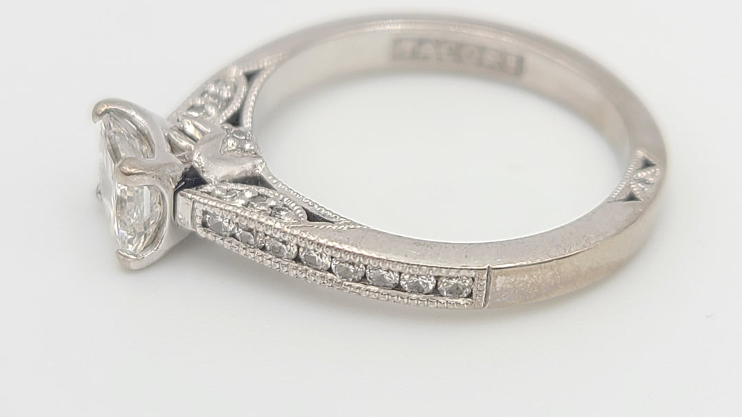 m695 Lovely Ladies 18kt White Gold Princess Diamond Engagement Ring