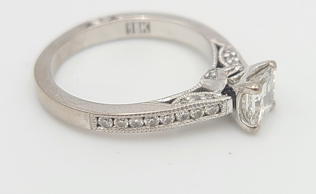 m695 Lovely Ladies 18kt White Gold Princess Diamond Engagement Ring