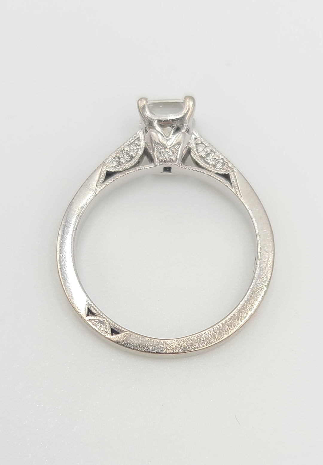 m695 Lovely Ladies 18kt White Gold Princess Diamond Engagement Ring