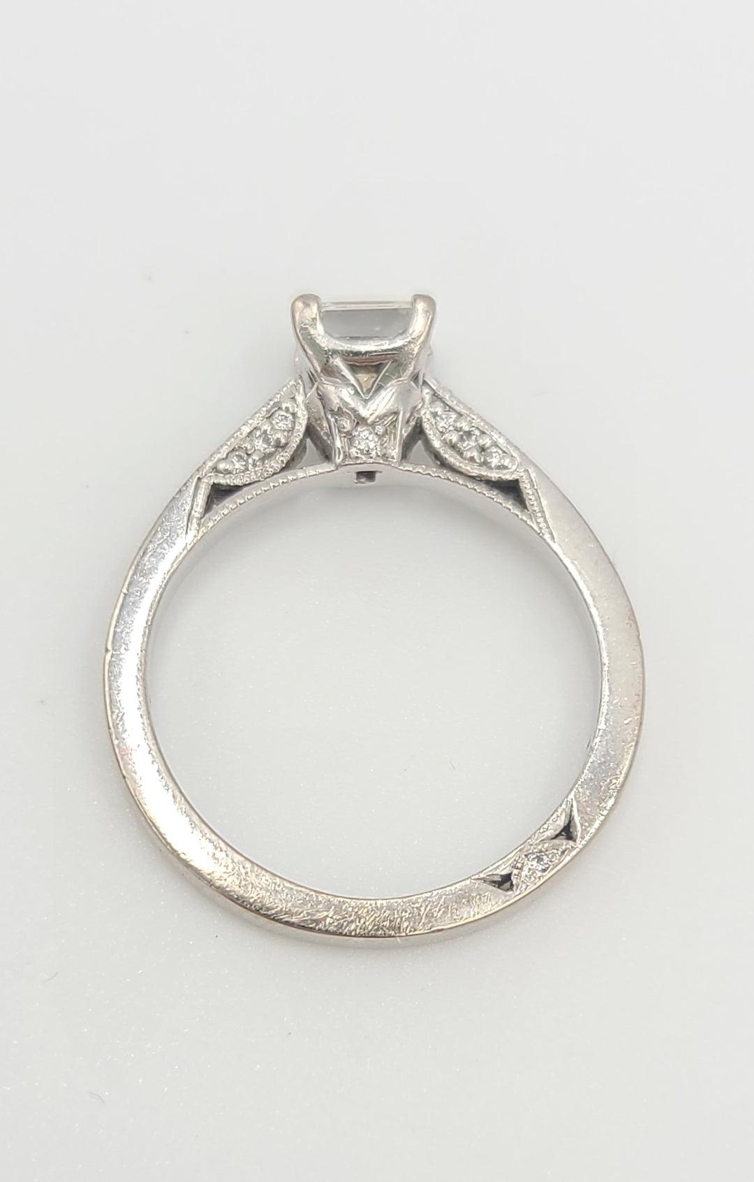 m695 Lovely Ladies 18kt White Gold Princess Diamond Engagement Ring