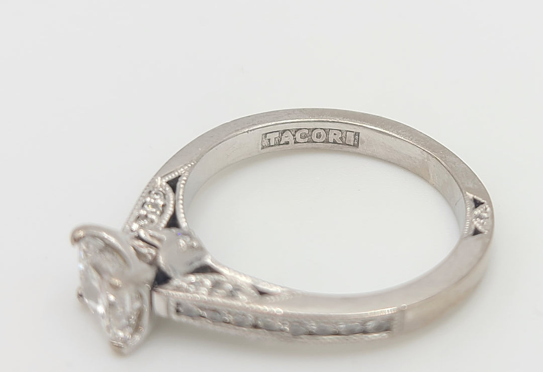 m695 Lovely Ladies 18kt White Gold Princess Diamond Engagement Ring