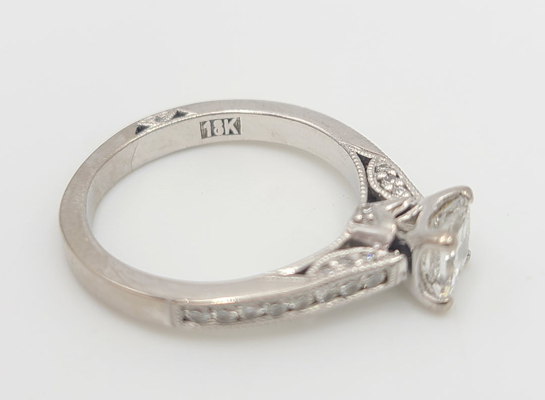 m695 Lovely Ladies 18kt White Gold Princess Diamond Engagement Ring