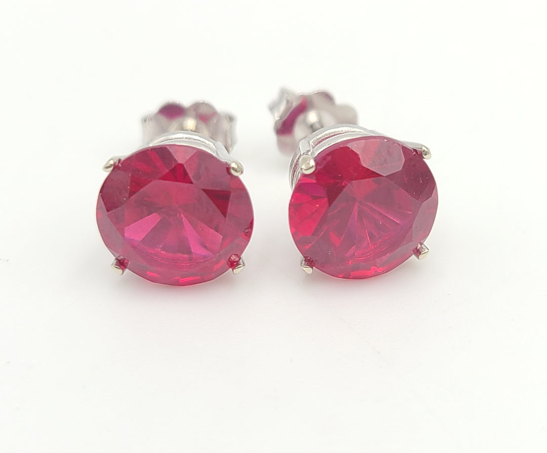 m675 Pretty 14kt White Gold Red Stone Stud Earrings