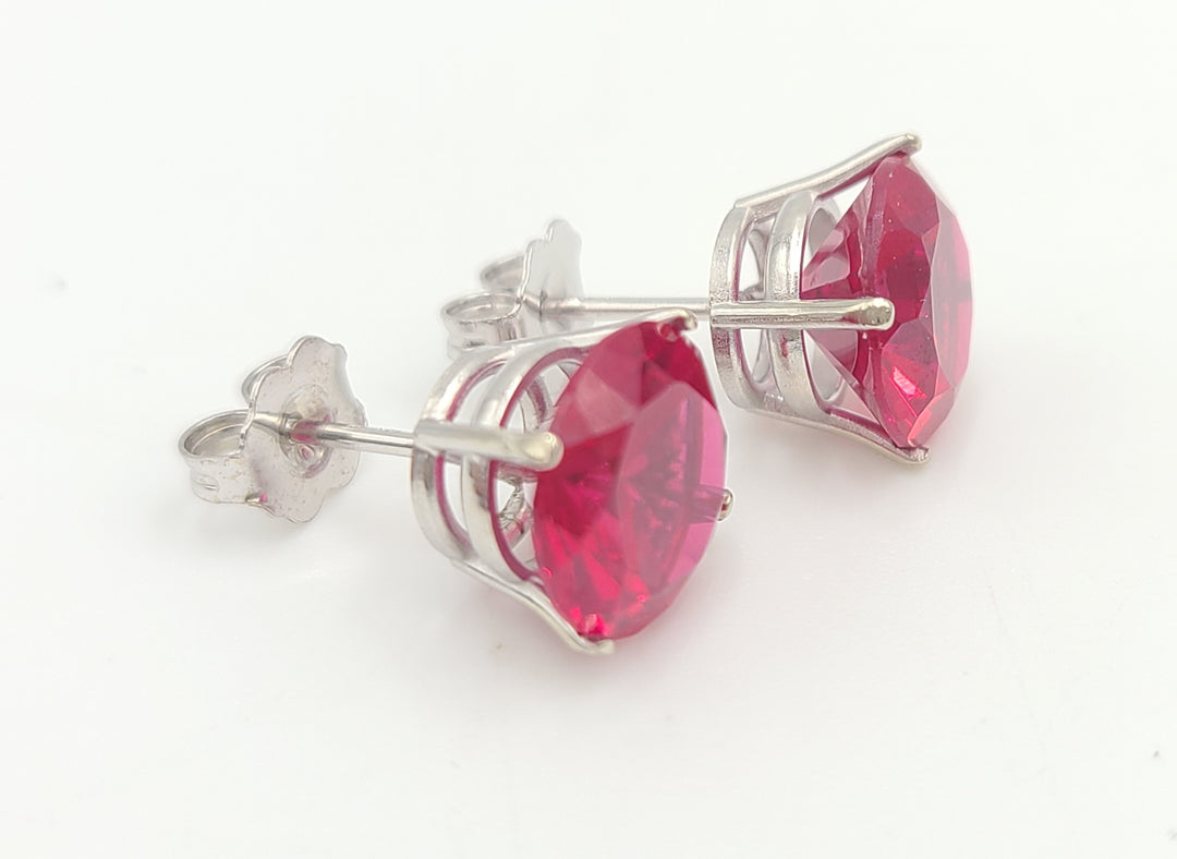 m675 Pretty 14kt White Gold Red Stone Stud Earrings