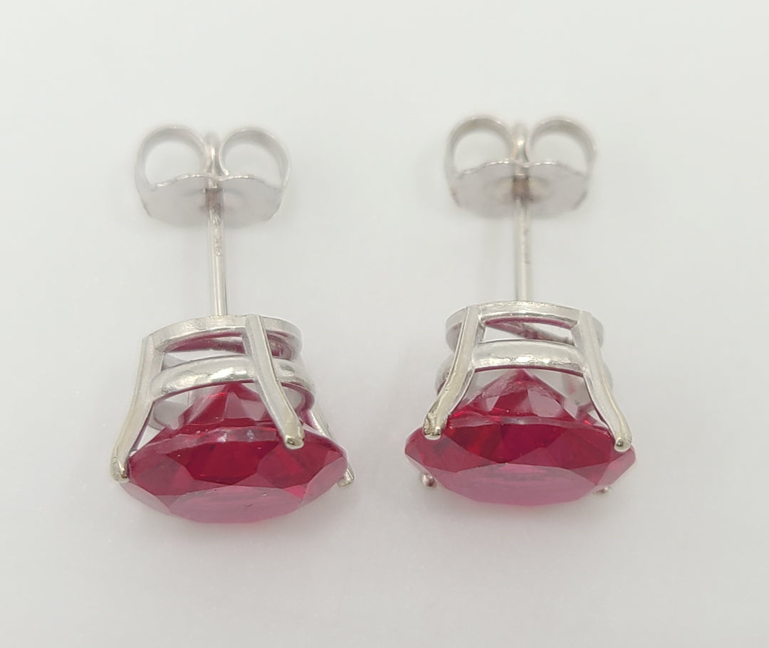 m675 Pretty 14kt White Gold Red Stone Stud Earrings