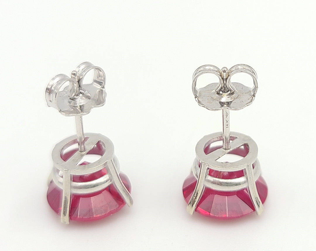 m675 Pretty 14kt White Gold Red Stone Stud Earrings
