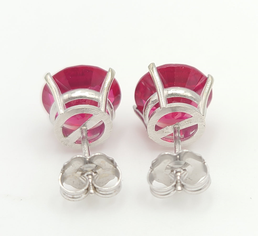 m675 Pretty 14kt White Gold Red Stone Stud Earrings