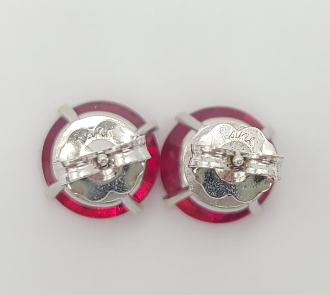 m675 Pretty 14kt White Gold Red Stone Stud Earrings