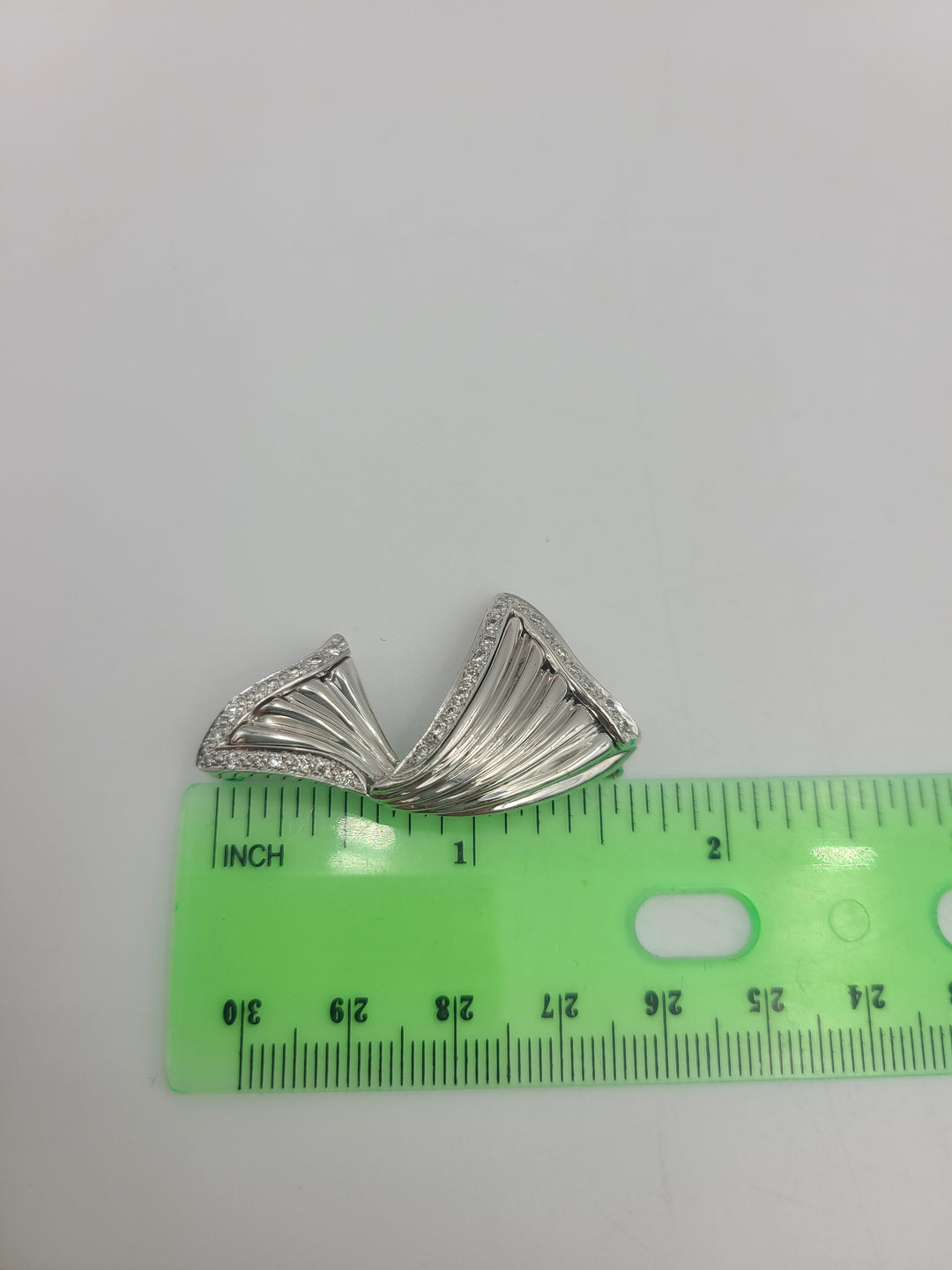 k819 Lovely Vintage 14kt White Gold Diamond Ribbon Shaped Pin