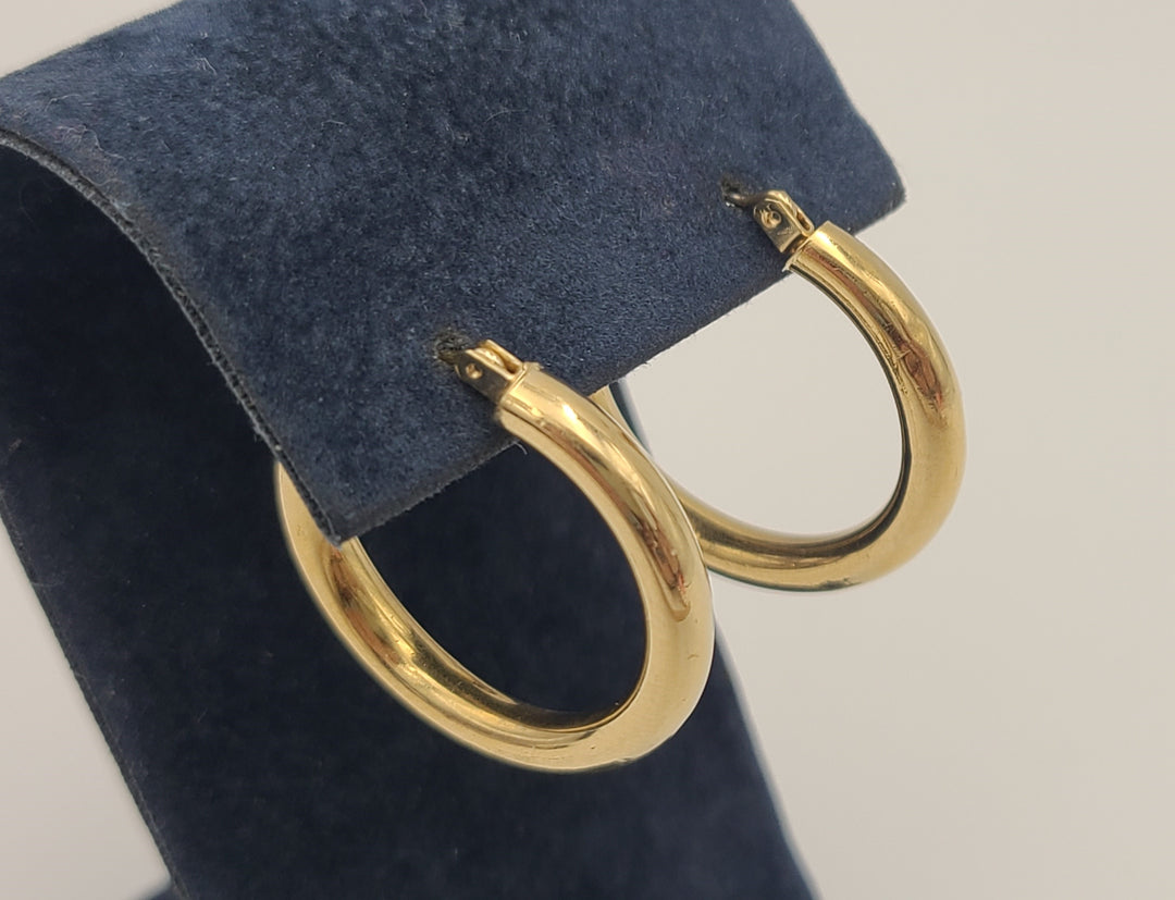 m690 Simple Pair of 14kt Yellow Gold Hoop Earrings