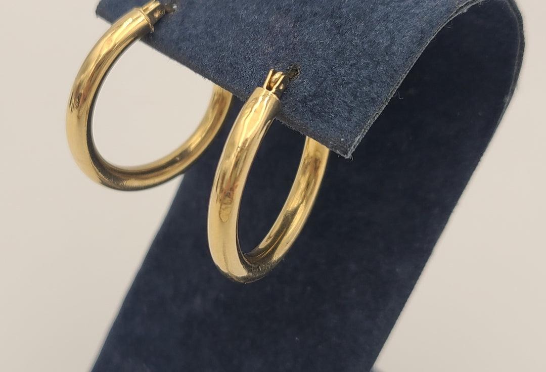 m690 Simple Pair of 14kt Yellow Gold Hoop Earrings