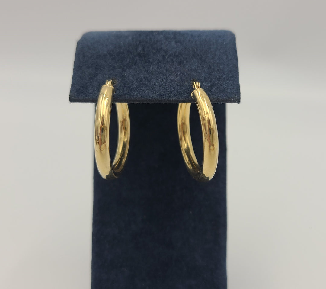 m690 Simple Pair of 14kt Yellow Gold Hoop Earrings
