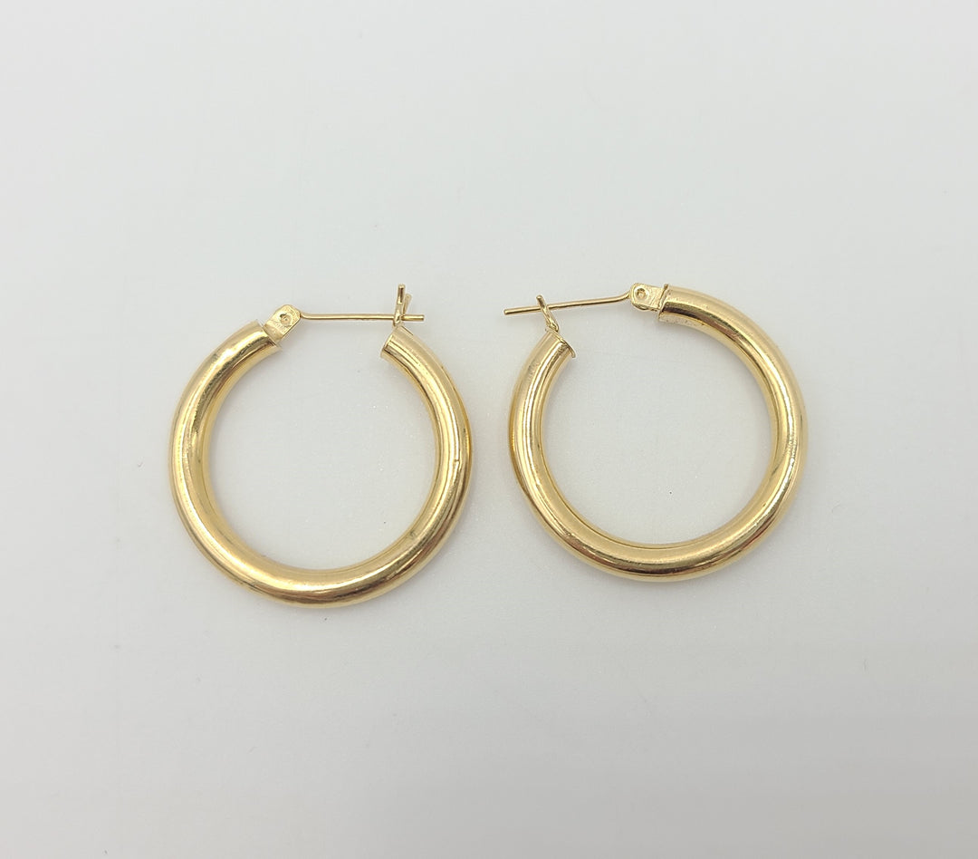 m690 Simple Pair of 14kt Yellow Gold Hoop Earrings