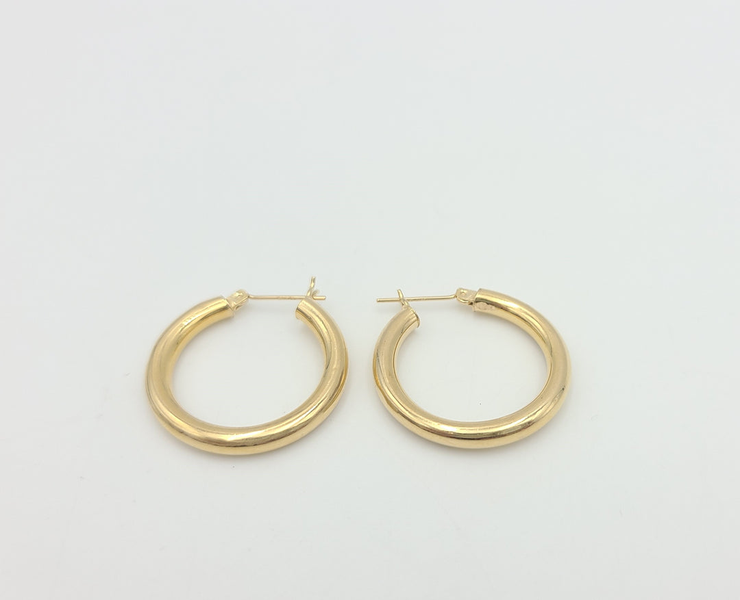 m690 Simple Pair of 14kt Yellow Gold Hoop Earrings