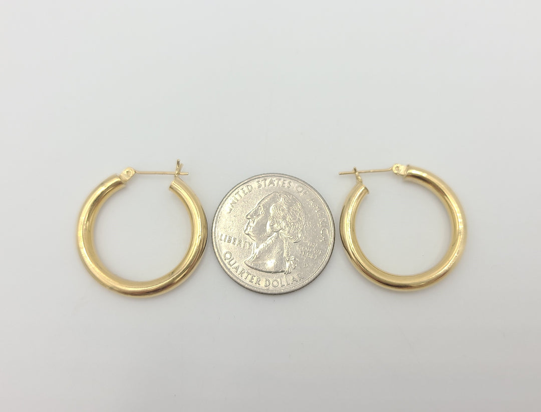 m690 Simple Pair of 14kt Yellow Gold Hoop Earrings